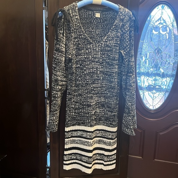 VENUS Dresses & Skirts - Mint condition toon worn only twice.